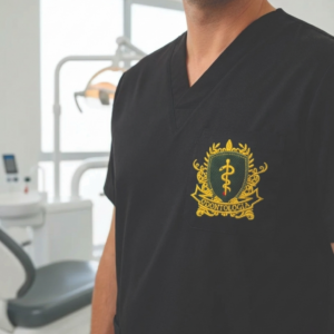 Scrub Mauriza4Cortes Unissex Preto em com Brasão do Curso no bolso